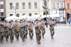 Toruńskie Obchody Święta Policji . Msza Święta z udziałem biskupa toruńskiego Jego Ekscelencji Wiesława Śmigla. Uczestniczący policjanci i kompania honorowa oraz orkiestra, przemarsz na Rynek Staromiejski. Komendant Wojewódzki  insp. Paweł Spychała oraz Komendant Miejski Policji w Toruniu insp. Maciej Lewandowski wręczający nominacje na wyższe stopnie oraz nagrody Prezydenta Miasta Torunia Michała Zaleskiego oraz Starosty Toruńskiego Marka Olszewskiego.Komendant Miejski w Toruniu wręczył pamiątkowe tablice na  jubileusz 100 lecia  powołania Policji Państwowej, którą powołano 24 lipca 1919 roku.