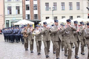 Toruńskie Obchody Święta Policji . Msza Święta z udziałem biskupa toruńskiego Jego Ekscelencji Wiesława Śmigla. Uczestniczący policjanci i kompania honorowa oraz orkiestra, przemarsz na Rynek Staromiejski. Komendant Wojewódzki  insp. Paweł Spychała oraz Komendant Miejski Policji w Toruniu insp. Maciej Lewandowski wręczający nominacje na wyższe stopnie oraz nagrody Prezydenta Miasta Torunia Michała Zaleskiego oraz Starosty Toruńskiego Marka Olszewskiego.Komendant Miejski w Toruniu wręczył pamiątkowe tablice na  jubileusz 100 lecia  powołania Policji Państwowej, którą powołano 24 lipca 1919 roku.