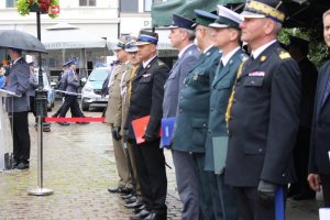 Toruńskie Obchody Święta Policji . Msza Święta z udziałem biskupa toruńskiego Jego Ekscelencji Wiesława Śmigla. Uczestniczący policjanci i kompania honorowa oraz orkiestra, przemarsz na Rynek Staromiejski. Komendant Wojewódzki  insp. Paweł Spychała oraz Komendant Miejski Policji w Toruniu insp. Maciej Lewandowski wręczający nominacje na wyższe stopnie oraz nagrody Prezydenta Miasta Torunia Michała Zaleskiego oraz Starosty Toruńskiego Marka Olszewskiego.Komendant Miejski w Toruniu wręczył pamiątkowe tablice na  jubileusz 100 lecia  powołania Policji Państwowej, którą powołano 24 lipca 1919 roku.