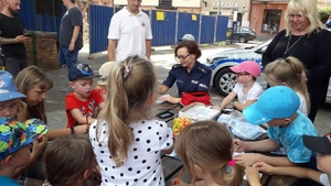 Policjantka wykonuje dzieciom odbitki ich linii papilarnych