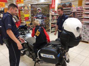 stoisko profilaktyczne policji w supermarkecie