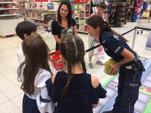 stoisko profilaktyczne policji w supermarkecie