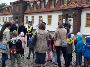 policjantki i dzieci przed budynkiem