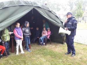 policjanci wręczają kamizelki odblaskowe