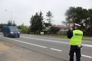 policjanci podczas kontroli drogowej