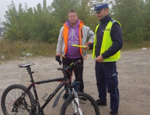 policjant wręcz odblask rowerzyście