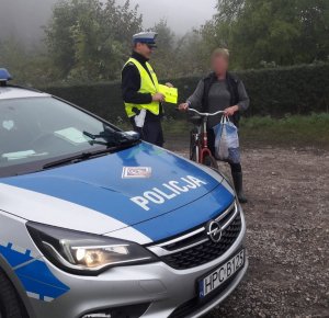 policjant wręcz odblask rowerzyście