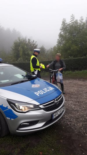 policjant wręcz odblask rowerzyście