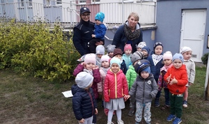 Policjantka i grupa dzieci przedszkolnych