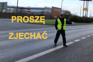 policjant kierujący ruchem