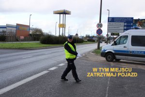 policjant kierujący ruchem