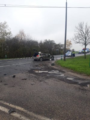 zdjęcie z wypadku, porozbijane auta stoją na drodze