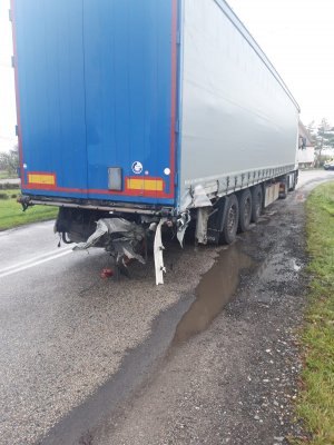 zdjęcie z wypadku, porozbijane auta stoją na drodze