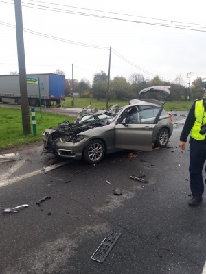 zdjęcie z wypadku, porozbijane auta stoją na drodze