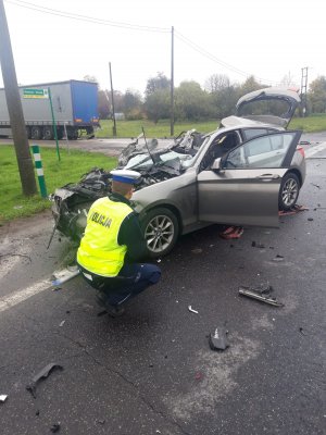 zdjęcie z wypadku, porozbijane auta stoją na drodze