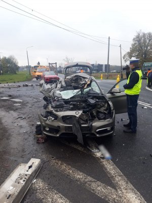 zdjęcie z wypadku, porozbijane auta stoją na drodze