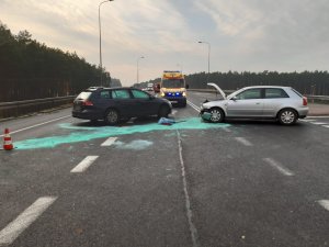 zdjęcia z kolizji - rozbite samochody stoją na drodze