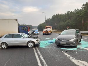 zdjęcia z kolizji - rozbite samochody stoją na drodze