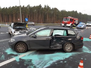 zdjęcia z kolizji - rozbite samochody stoją na drodze