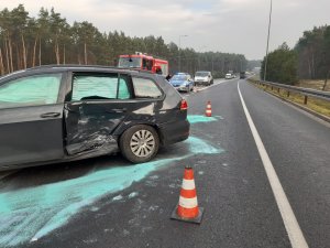 zdjęcia z kolizji - rozbite samochody stoją na drodze