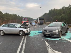 zdjęcia z kolizji - rozbite samochody stoją na drodze