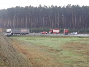 zdjęcia z kolizji - rozbite samochody stoją na drodze