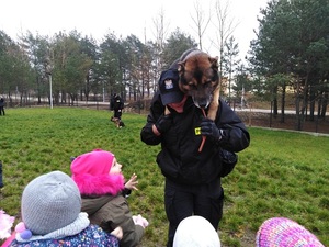 Policjant z psem służbowym