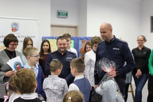 policjanci otrzymują pakunki z pluszakami