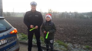 policjanci rozdają odblaski