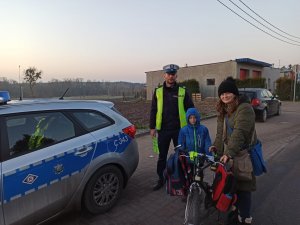 policjanci rozdają odblaski