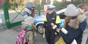 policjanci rozdają odblaski