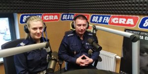 policjanci w studio radiowym