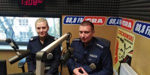 policjanci w studio radiowym