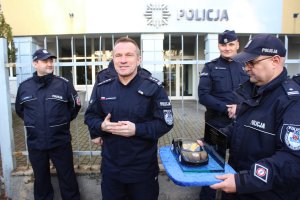 przekazanie kluczyków do radiowozów. Na zdjęciu policjanci i prezydent Torunia