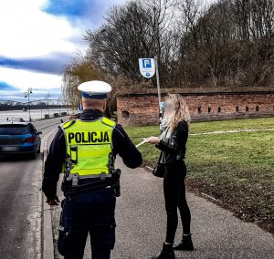 policjanci rozdają odblaski