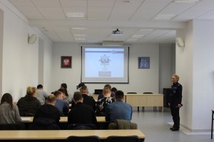 Sala odpraw KMP w Toruniu, spotkanie komendanta Miejskiego Policji w Toruniu insp. Macieja Lewandowskiego ze studentami UMK