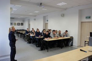 Sala odpraw KMP w Toruniu, spotkanie komendanta Miejskiego Policji w Toruniu insp. Macieja Lewandowskiego ze studentami UMK