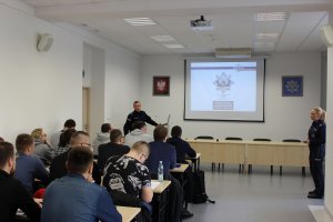 Sala odpraw KMP w Toruniu, spotkanie komendanta Miejskiego Policji w Toruniu insp. Macieja Lewandowskiego ze studentami UMK