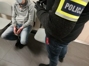 Podejrzewany o zabójstwo na zdjęciu sygnalitycznym i elektronicznej daktyloskopii doprowadzony przez policjantów