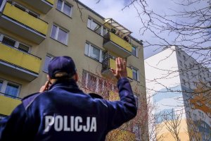 Policjant dzielnicowy sprawdza osoby poddane kwarantannie.