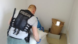 Policjanci zabezpieczyli worki z krajanką tytoniową bez akcyzy.