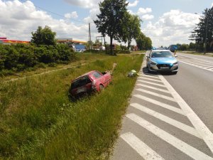 Zdjęcia z miejsca kolizji w Czernikowie wraz z radiowozem policjantów, którzy dotarli na miejsce.