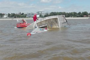 akcja ratownicza - przewrócona łódź żaglowa