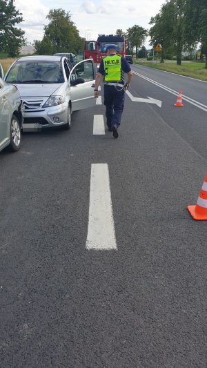 policjanci na miejscu kolizji w Ostaszewie