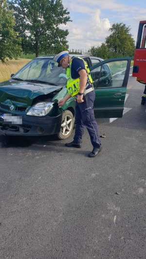 policjanci na miejscu kolizji w Ostaszewie