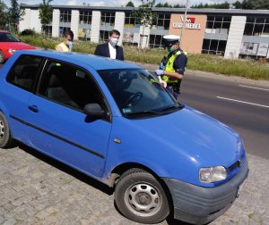 Policjanci wraz z kapelanem policji diecezji toruńskiej księdzem kanonikiem Dariuszem Żurańskim podczas akcji w dzień Świętego Krzysztofa , patrona kierowców