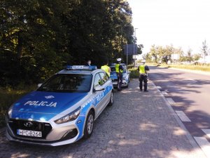 Policjanci wraz z kapelanem policji diecezji toruńskiej księdzem kanonikiem Dariuszem Żurańskim podczas akcji w dzień Świętego Krzysztofa , patrona kierowców