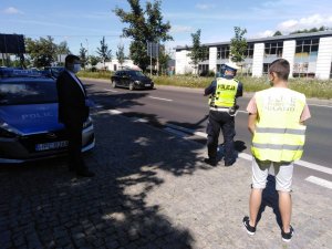 Policjanci wraz z kapelanem policji diecezji toruńskiej księdzem kanonikiem Dariuszem Żurańskim podczas akcji w dzień Świętego Krzysztofa , patrona kierowców