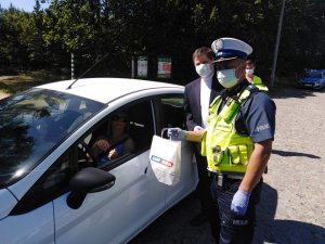 Policjanci wraz z kapelanem policji diecezji toruńskiej księdzem kanonikiem Dariuszem Żurańskim podczas akcji w dzień Świętego Krzysztofa , patrona kierowców