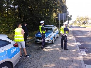 Policjanci wraz z kapelanem policji diecezji toruńskiej księdzem kanonikiem Dariuszem Żurańskim podczas akcji w dzień Świętego Krzysztofa , patrona kierowców